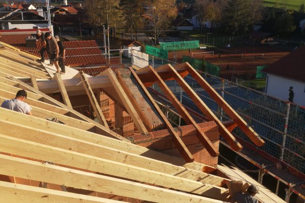 Dachaufstockung mit Quergiebel und Gaube Roßhaupten